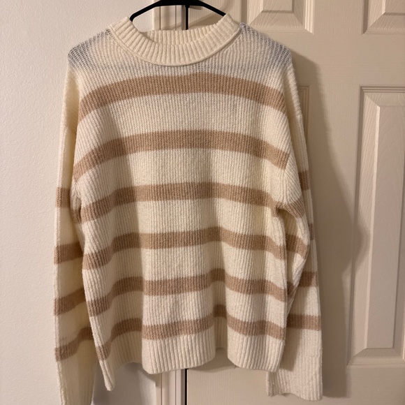 American Eagle Striped Sweater Size M White Tan Cozy Lightweight - Picture 4 of 5